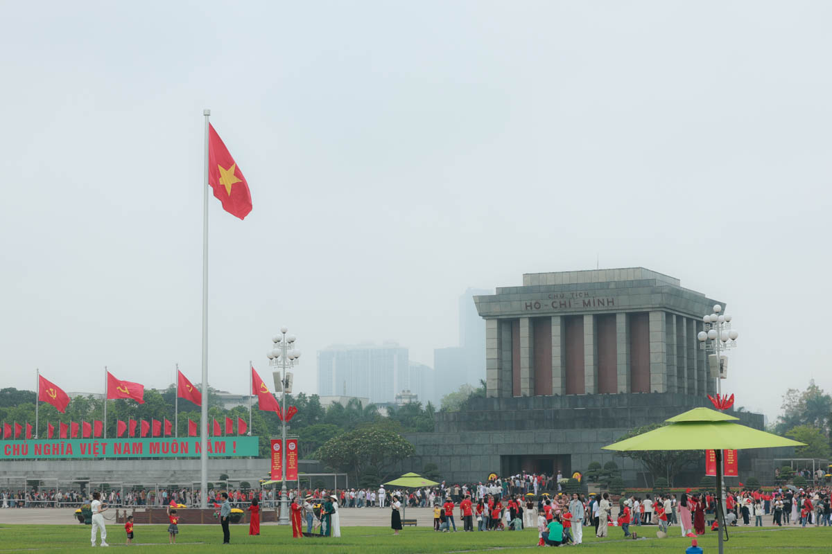 Trong khi do, khong it nguoi dan, dac biet la cac ban tre xung xinh ao dai truyen thong, ao do sao vang, ao doan... chup anh check-in o khu vuc truoc Quang truong Ba Dinh, doi dien Lang Bac.