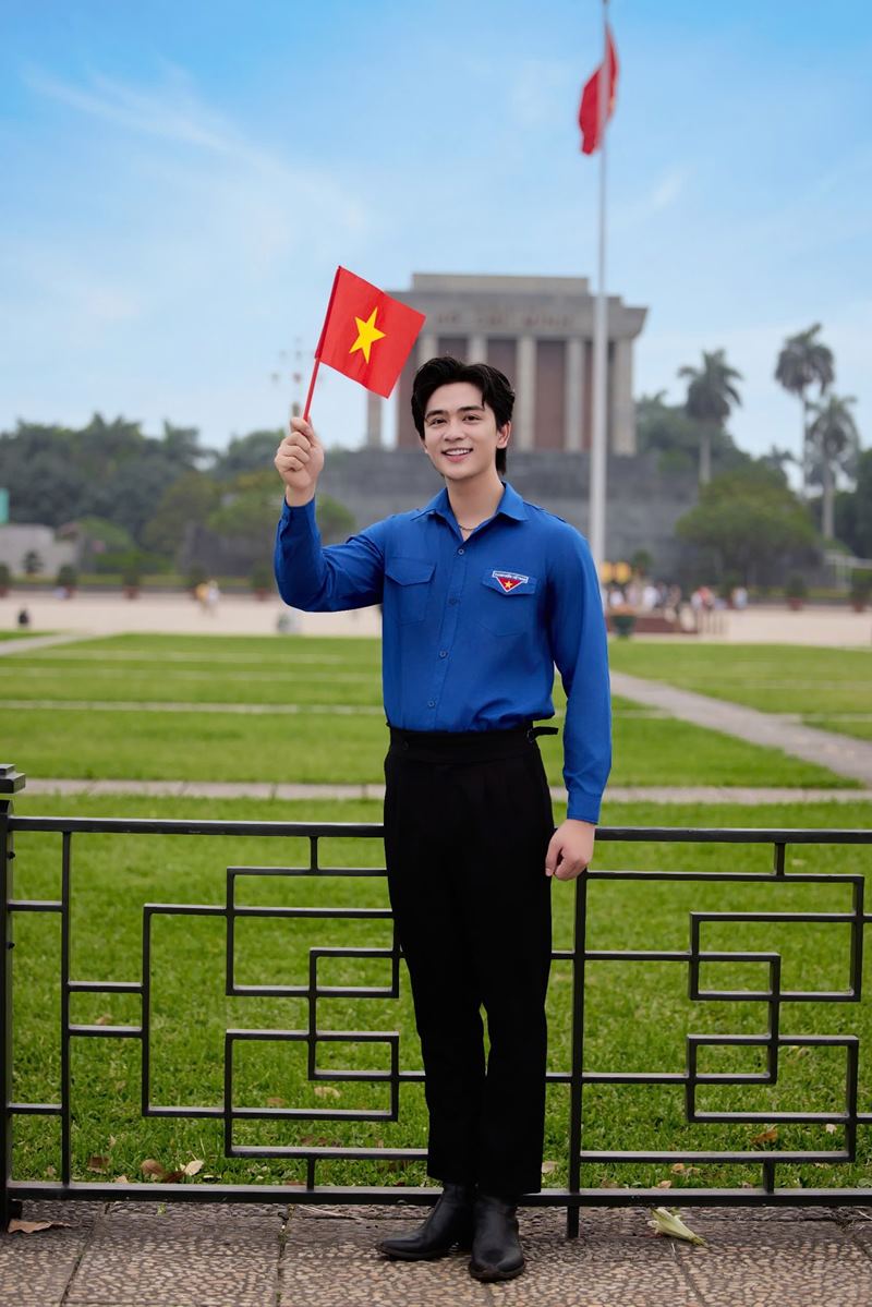 Nam vuong Ha Noi 2025 Minh Ung mac ao doan den du le chao co va chup anh ben Lang Bac. Anh chia se: “de the hien long biet on sau sac voi cac the he cha anh da hy sinh vi doc lap, tu do cua dan toc. Ao doan khong chi la bieu tuong cua tuoi tre ma con nhac nho toi ve trach nhiem cua minh trong viec tiep noi truyen thong, song co ly tuong, co khat vong cong hien. Dung truoc Lang Bac, toi cam nhan rat ro niem tu hao dan toc va thay minh can phai song xung dang hon voi nhung dieu thieng lieng ma the he truoc da de lai“.