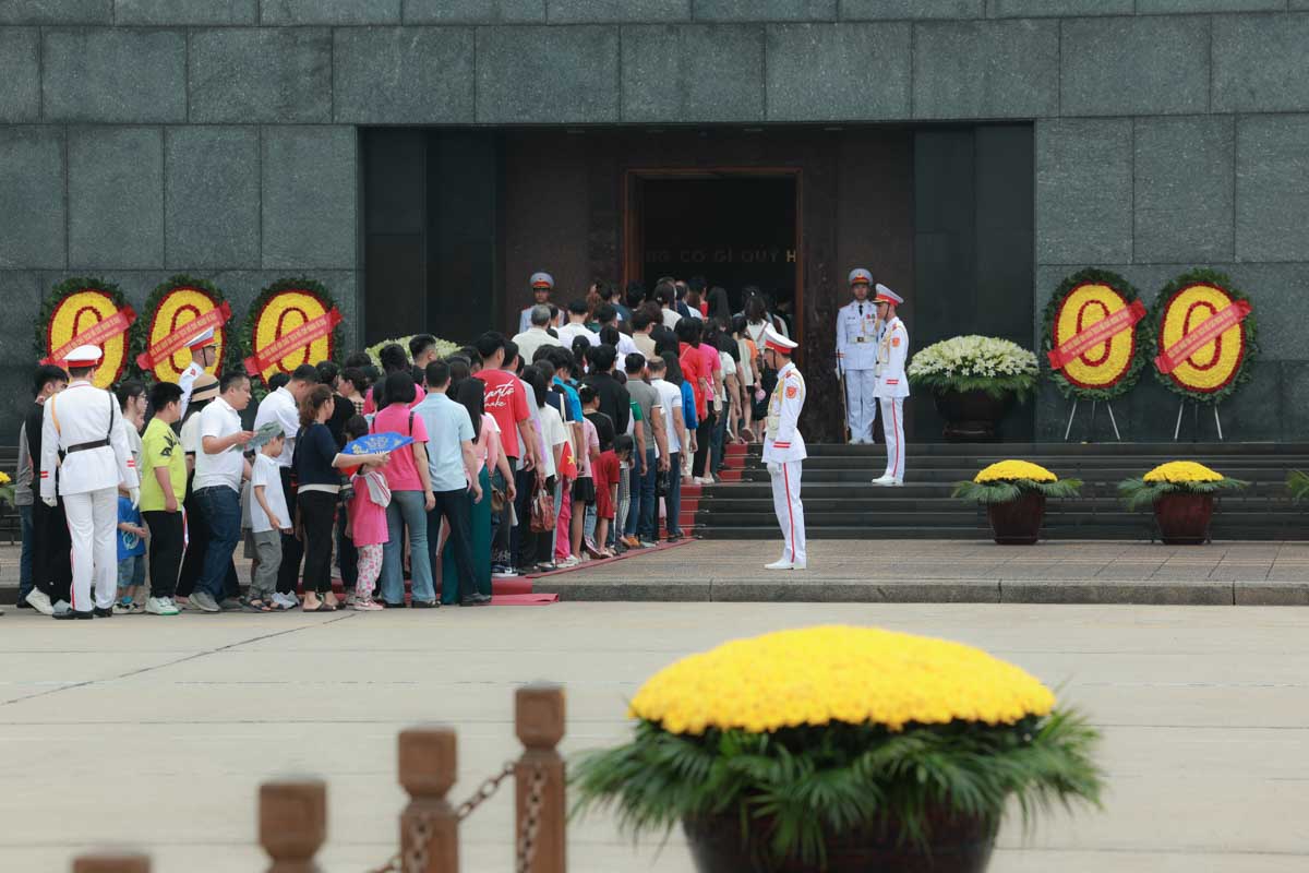 Sau le chao co, nhieu nguoi o lai cho duoc vao tham Lang Bac. Dong nguoi xep hang dai doc duong Le Hong Phong, den tan duong Ngoc Ha.