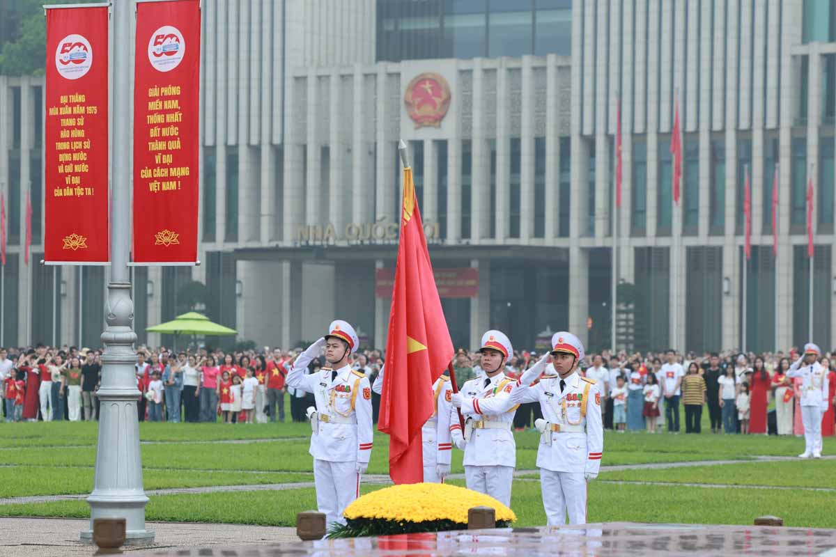 Sang som 30.4, hang nghin nguoi dan co mat tai Quang truong Ba Dinh du le chao co nhan dip ky niem 50 nam Giai phong mien Nam, thong nhat dat nuoc.