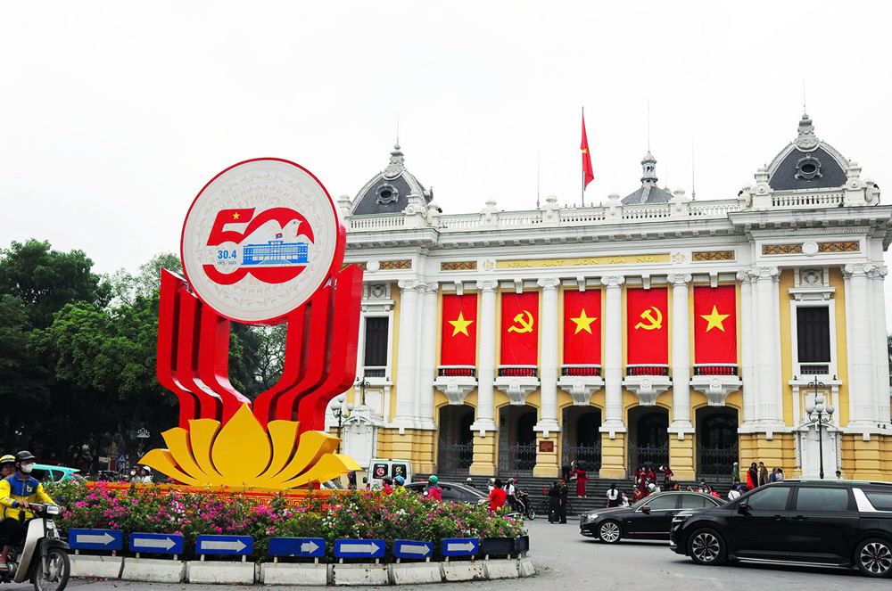 Sau Quang truong Ba Dinh, du khach tan ra khu vuc pho co Ha Noi de chup anh check-in, dao choi trong ngay dau ky nghi le.