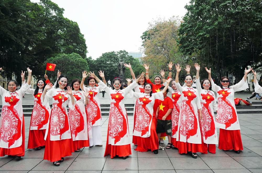 Khach mac ao dai check-in o khu vuc tuong dai Ly Thai To.