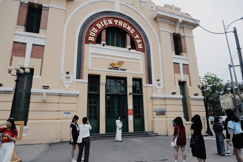 Khu vuc buu dien thanh pho Cang cung la diem den check - in soi noi cua cac ban tre.
