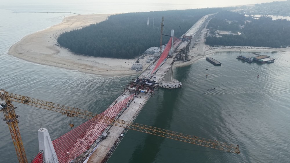 The Thuan An estuary Overpass uses an extradosed girder - cable structure for the main spans. Photo: N. Minh.