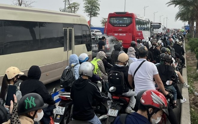 Ôtô, xe máy xếp hàng dài cả kilomet ở bến phà đi Cát Bà ngày 30.4