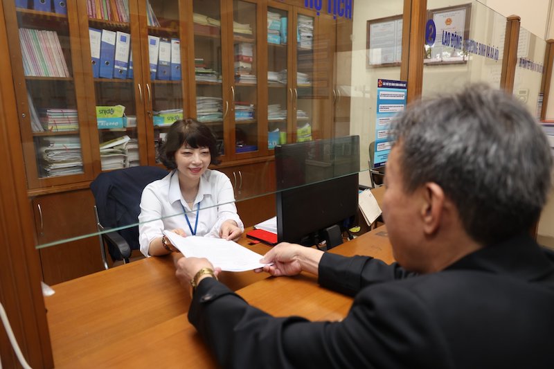 The regime and policies when streamlining the apparatus have received much attention from cadres, civil servants, public employees and workers. Illustrative photo: Huong Nha