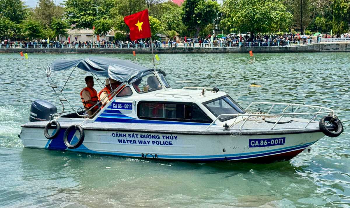 CSGT di cano lam nhiem vu bao ve giai dua thuyen. Anh: Duy Tuan 