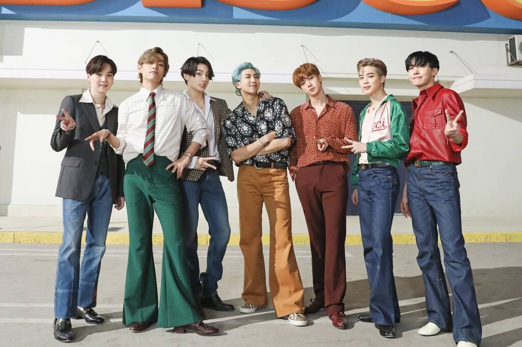 A pesar de haber suspendido sus actividades debido a que sus miembros han servido en el ejercito, BTS sigue liderando la lista de cantantes coreanos mas queridos en 2024. Imagen: Cortado de la pelicula Dynamite.