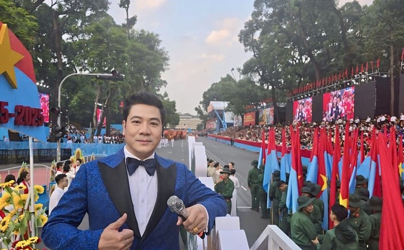 People's Artist Quoc Hung was moved when participating in singing at the ceremony, parade, and parade on the morning of April 30. Photo: Interviewee