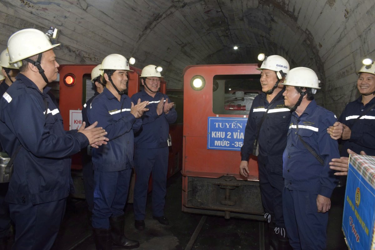 Inauguracion del sistema de buques de transporte de trabajadores de la mina que se mueven en el sotano de la mina en la empresa CP Carbonia Fat. Imagen de Huang Hsien