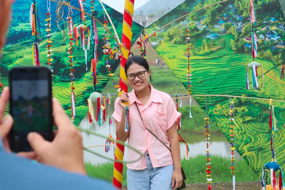 Chi Mai Huong Cam hao hung chup anh tai cac khong gian trong phien cho vung cao, Lang Van hoa - Du lich cac dan toc Viet Nam.