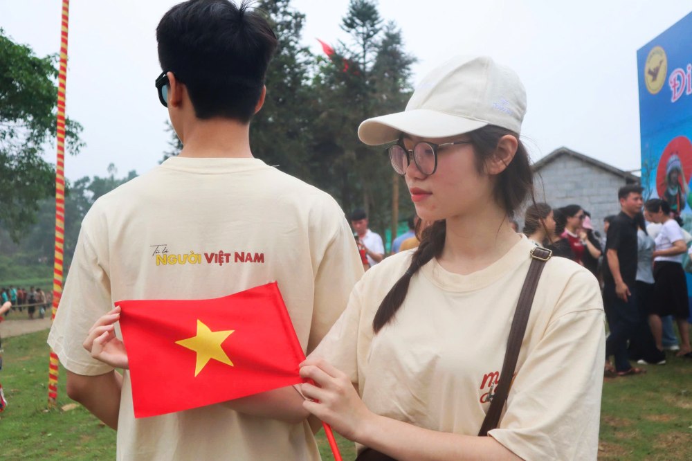 Sac do ruc ro tai Lang Van hoa - Du lich cac dan toc Viet Nam sang 30.4.