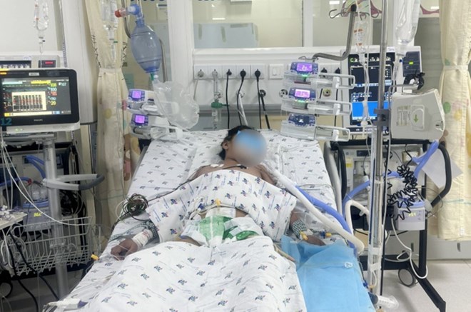 Bé gái 9 tuổi bị sốc sốt xuất huyết nặng. Ảnh: Bệnh viện Nhi đồng Thành phố cung cấp