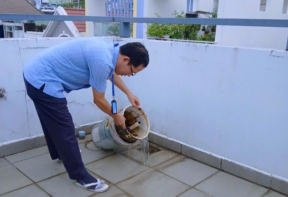 Quận Tân Phú triển khai giám sát điểm nguy cơ, phòng chống sốt xuất huyết. Ảnh: HCDC cung cấp