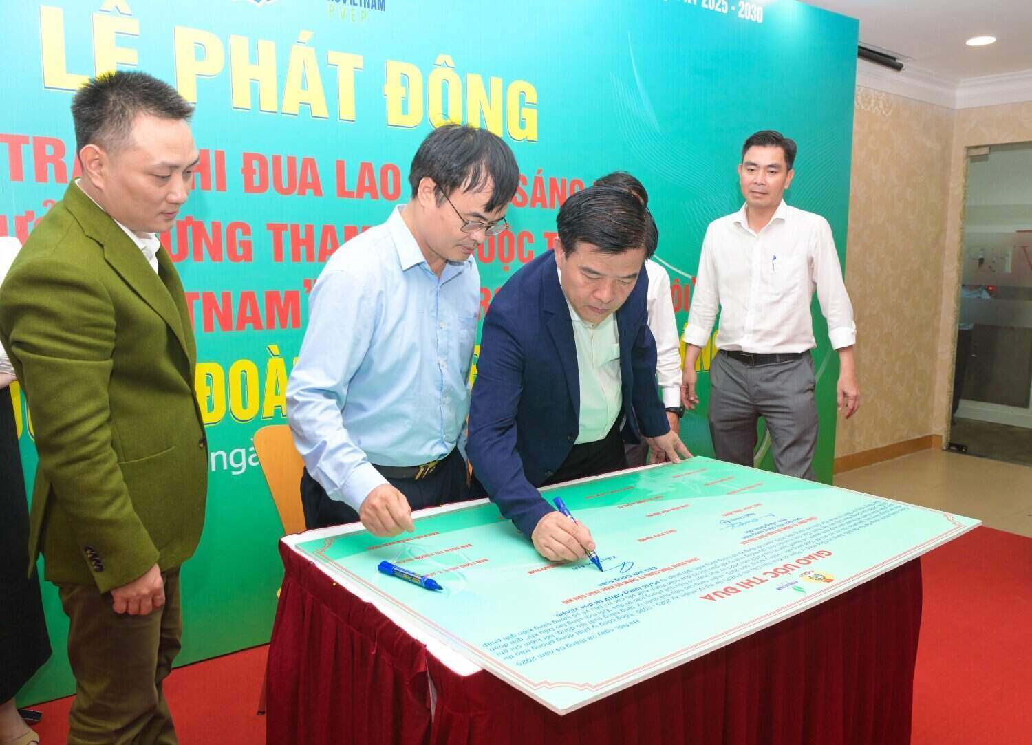 Signing the emulation movement at Launching the movement " Contributing initiatives - Receiving ideas" on the occasion of Workers' Month of the Oil and Gas exploration and Exploitation Company Trade Union. Photo:DK Union