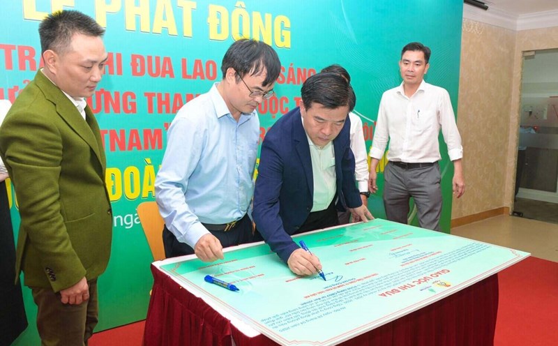 Signing the emulation movement at Launching the movement " Contributing initiatives - Receiving ideas" on the occasion of Workers' Month of the Oil and Gas exploration and Exploitation Company Trade Union. Photo:DK Union