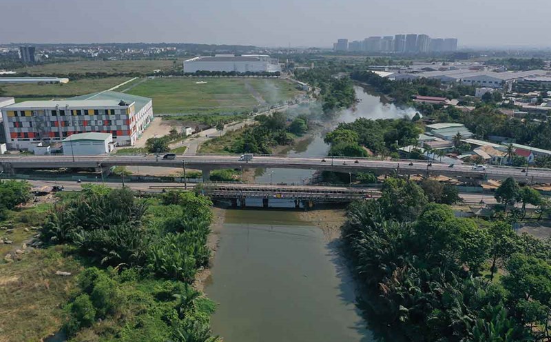 Waterway vehicles will be restricted from traveling through Trau Trau Canal to serve the construction of Tang Long Bridge. Photo: Anh Tu
