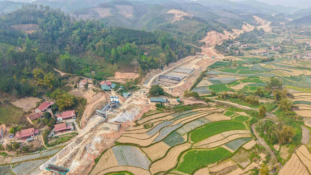 Sau mot nam ke tu le khoi cong, hinh hai tuyen cao toc Huu Nghi - Chi Lang dang dan lo dien. Anh:  Ban Dieu hanh du an Huu Nghi - Chi Lang