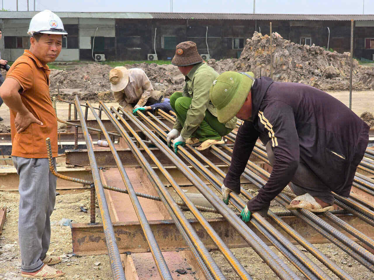 Trabajadores de construccion en el proyecto de ampliacion de la autopista norte-sur en el tramo este de Gao Bao - Mai Son. Imagen de la pagina web de la Universidad de Hong Kong