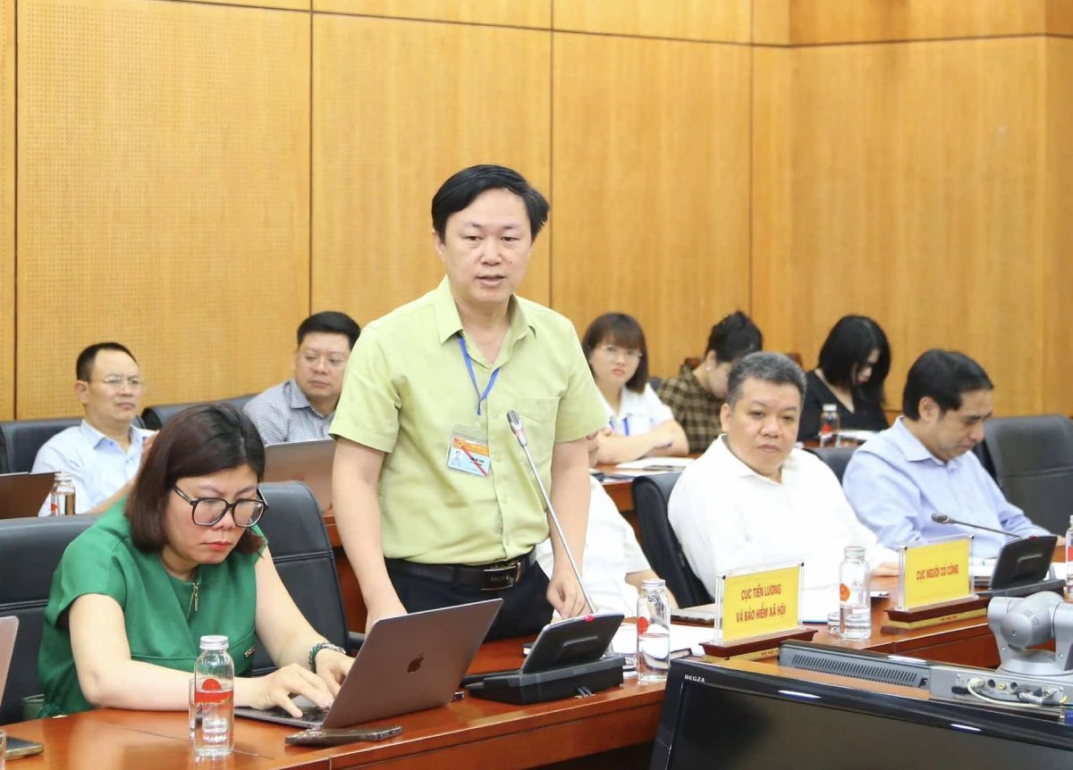 Ong Tran Hai Nam - Pho cuc truong Cuc Tien luong va bao hiem xa hoi trao doi voi bao chi lien quan den van de cai cach tien luong. Anh: Tong Giap  
