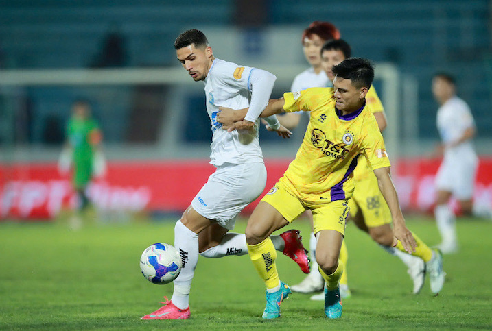 Hanoi FC has a chance to overcome Nam Dinh if they defeat their opponent in round 21. Photo: Minh Dan