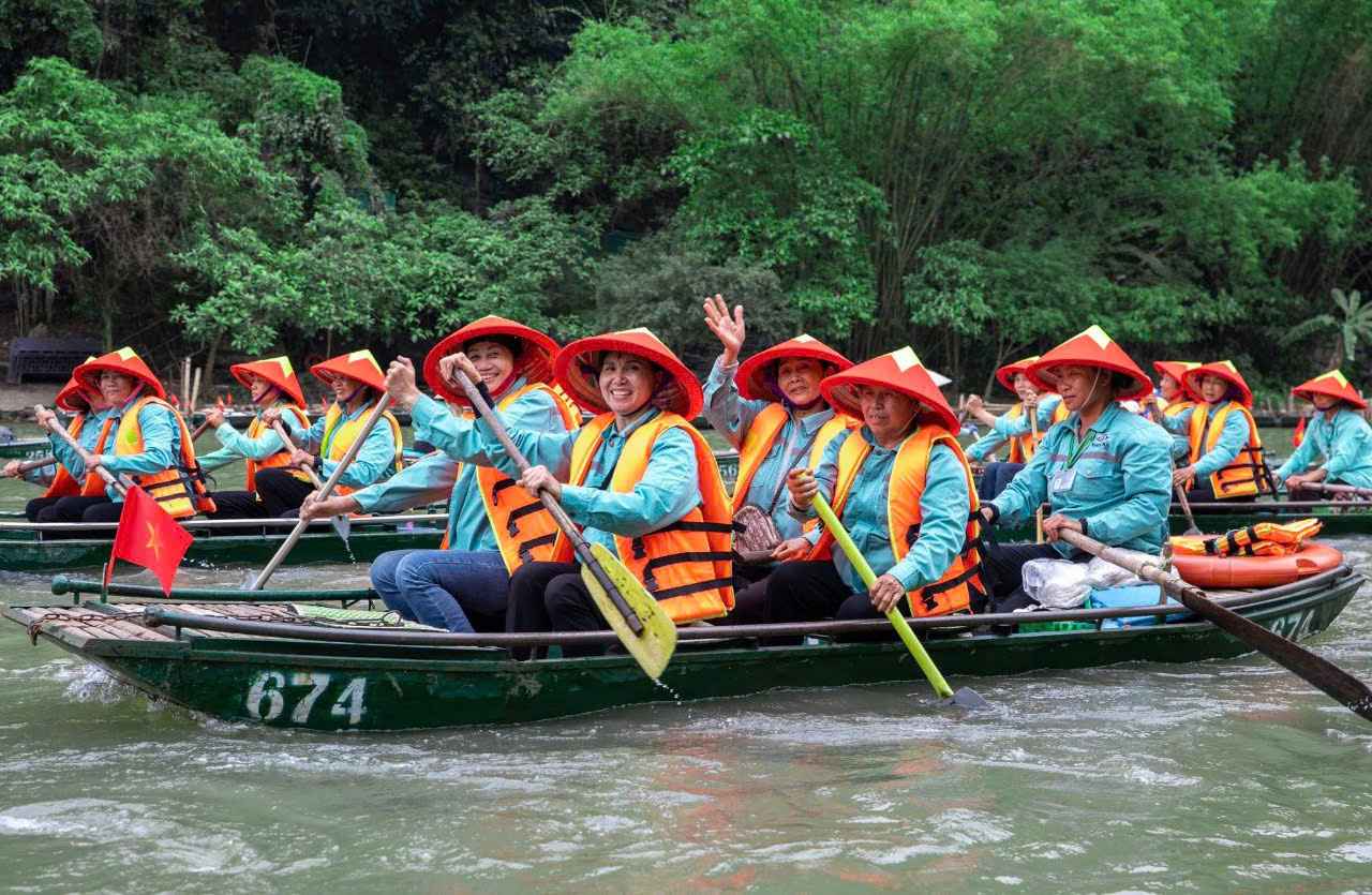 More than 1,300 boat drivers in Trang An have conveyed their love for the country and heritage through each row of boat carrying visitors. Photo: Nguyen Truong