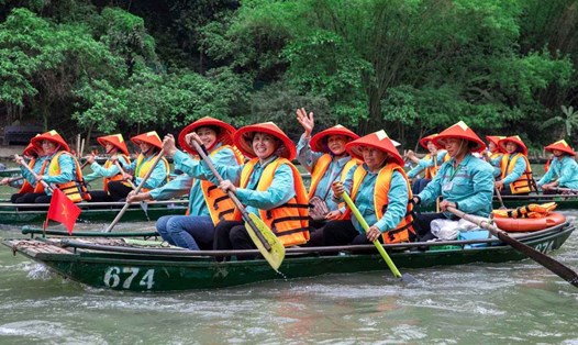 Hơn 1.300 lái đò tại Tràng An đã gửi gắm tình yêu đất nước, tình yêu di sản qua từng nhịp chèo chở khách tham quan. Ảnh: Nguyễn Trường