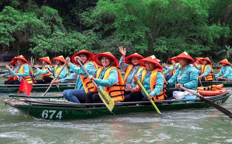 More than 1,300 boat drivers in Trang An have conveyed their love for the country and heritage through each row of boat carrying visitors. Photo: Nguyen Truong