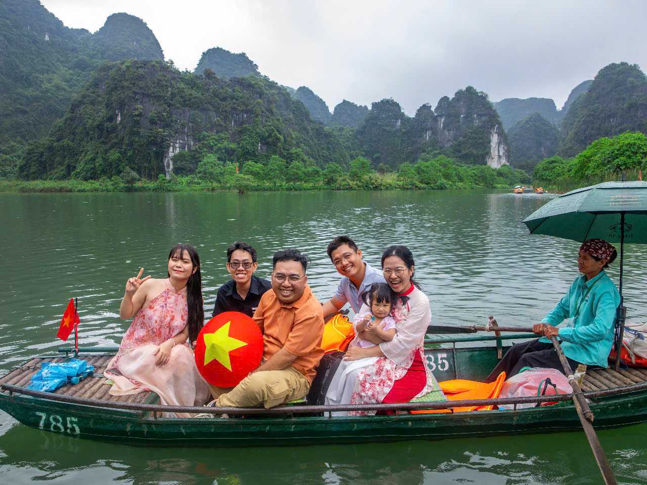 Du khach thich thu kham pha Trang An trong ngay le 30.4. Anh: Nguyen Truong