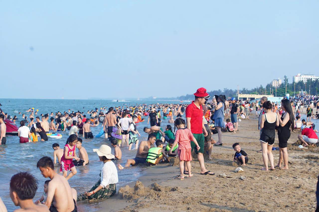 A las 30 de abril, decenas de miles de personas de todas partes acudieron a Puerta de los Caños (TP Vinh, Nghe An) para bañarse en el mar. Imagen de la pagina