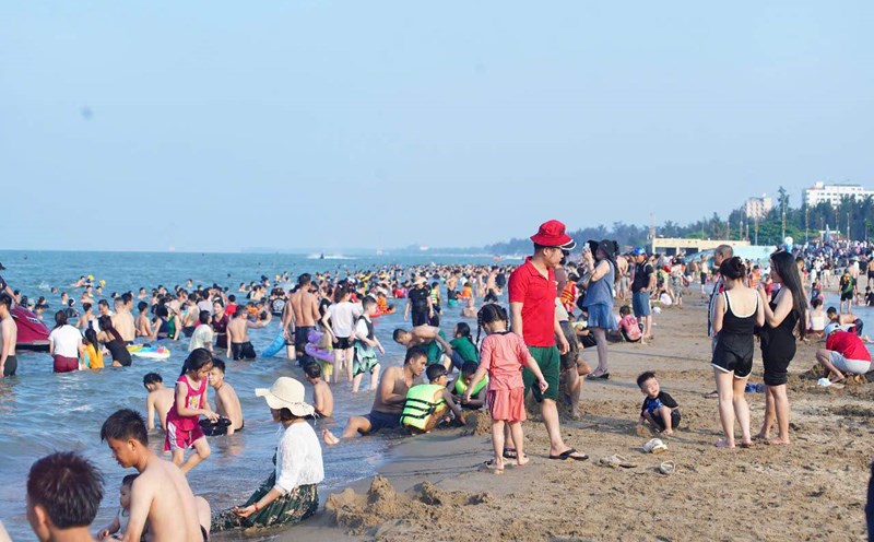 On the afternoon of April 30, tens of thousands of people from all over flocked to Cua Lo (Vinh City, Nghe An) to swim. Photo: Duy Chuong
