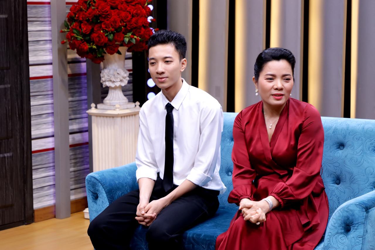 single mother Le Thi Nhung and her son in perfect matching. Photo: Jet provided.