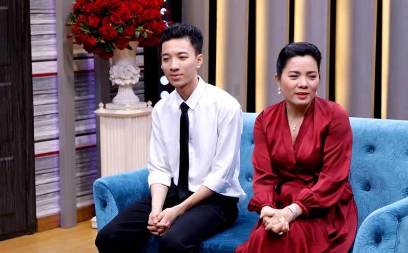 single mother Le Thi Nhung and her son in perfect matching. Photo: Jet provided.