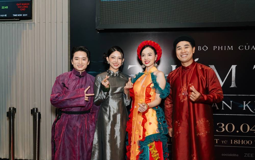 Phan Manh Quynh and his wife reunite with the crew of "Detective Kien: Ky an khong cap" by Victor Vu. Photo: Provided by the film crew.