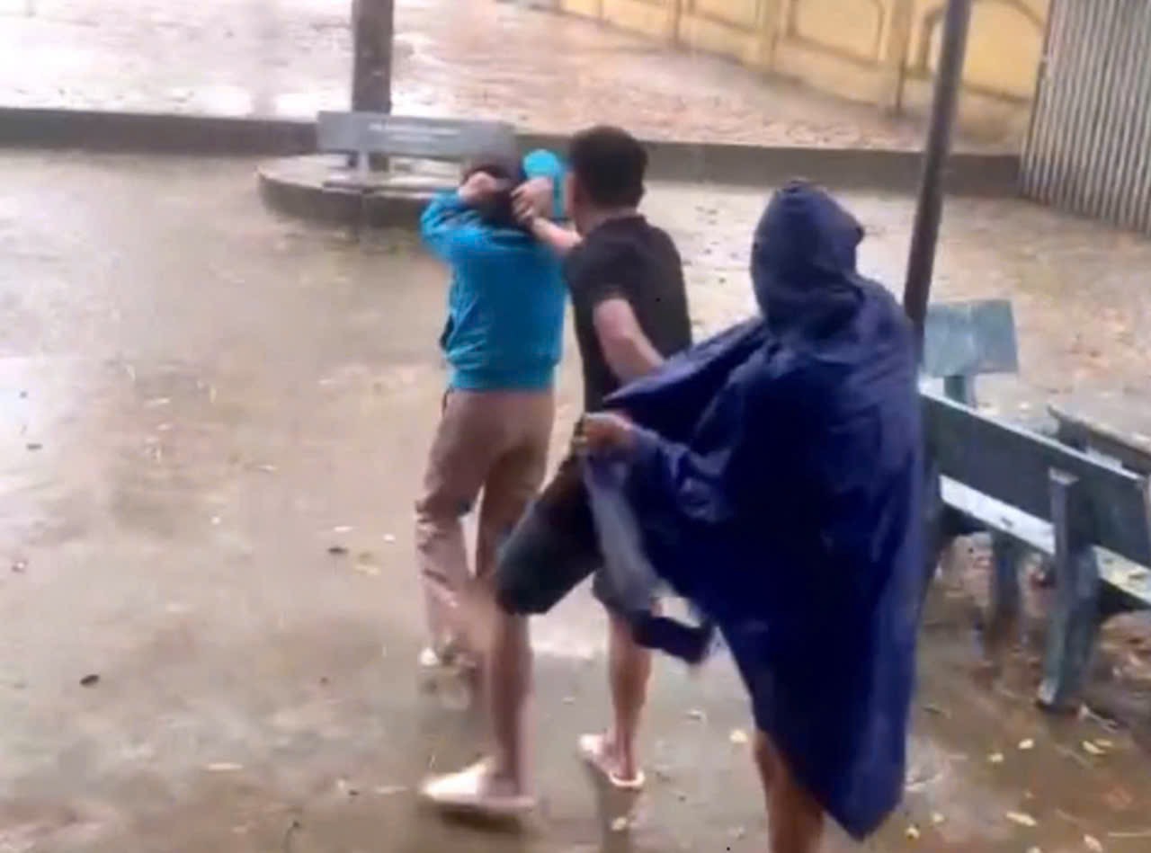 El sujeto de Ha Van Thuy agredio a la maestra en el lugar de la escuela de North Song - Primaria y la escuela primaria de Tan Song, Quynh Luu, Nghe An. Imagen: cortada de un video