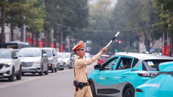 CSGT Công an Hà Nội hướng dẫn người dân gửi xe vào Lăng viếng Chủ tịch Hồ Chí Minh. Ảnh: CAHN