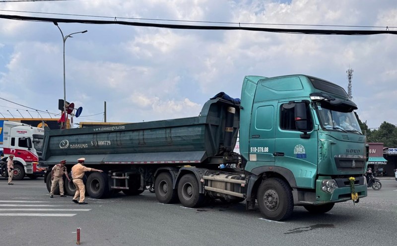 The scene of the accident on National Highway 51 that killed 2 people. Photo: Manh Kha