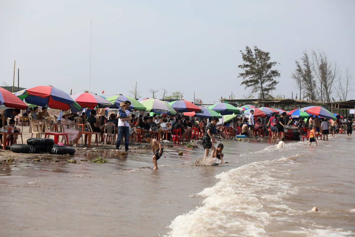 Tourists come to swim in Con Vanh beach in Thai Binh on the afternoon of April 30. Photo: Nam Hong