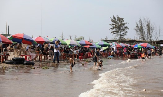 Du khách đến tắm biển Cồn Vành ở Thái Bình vào chiều ngày 30.4. Ảnh: Nam Hồng