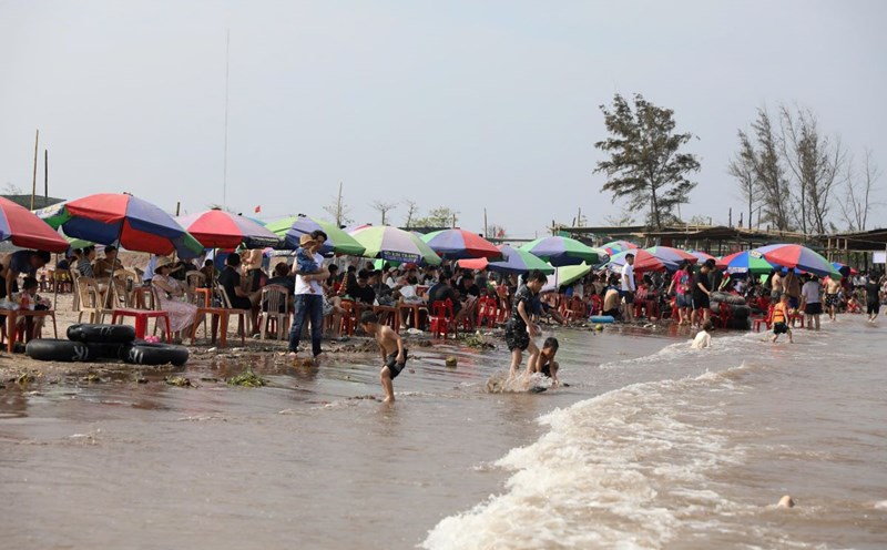 Tourists come to swim in Con Vanh beach in Thai Binh on the afternoon of April 30. Photo: Nam Hong