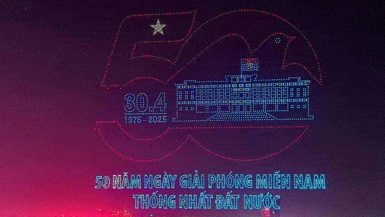 The 10,500 drone performance officially took place in Ho Chi Minh City on the occasion of the 50th anniversary of the Liberation of the South and National Reunification Day. Photo: Thanh Vu