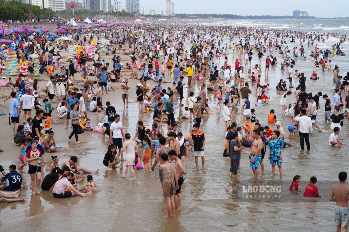Chieu 30.4, khu vuc bai tam Bai Sau TP Vung Tau chat cung du khach vui choi tam bien. Anh: Thanh An