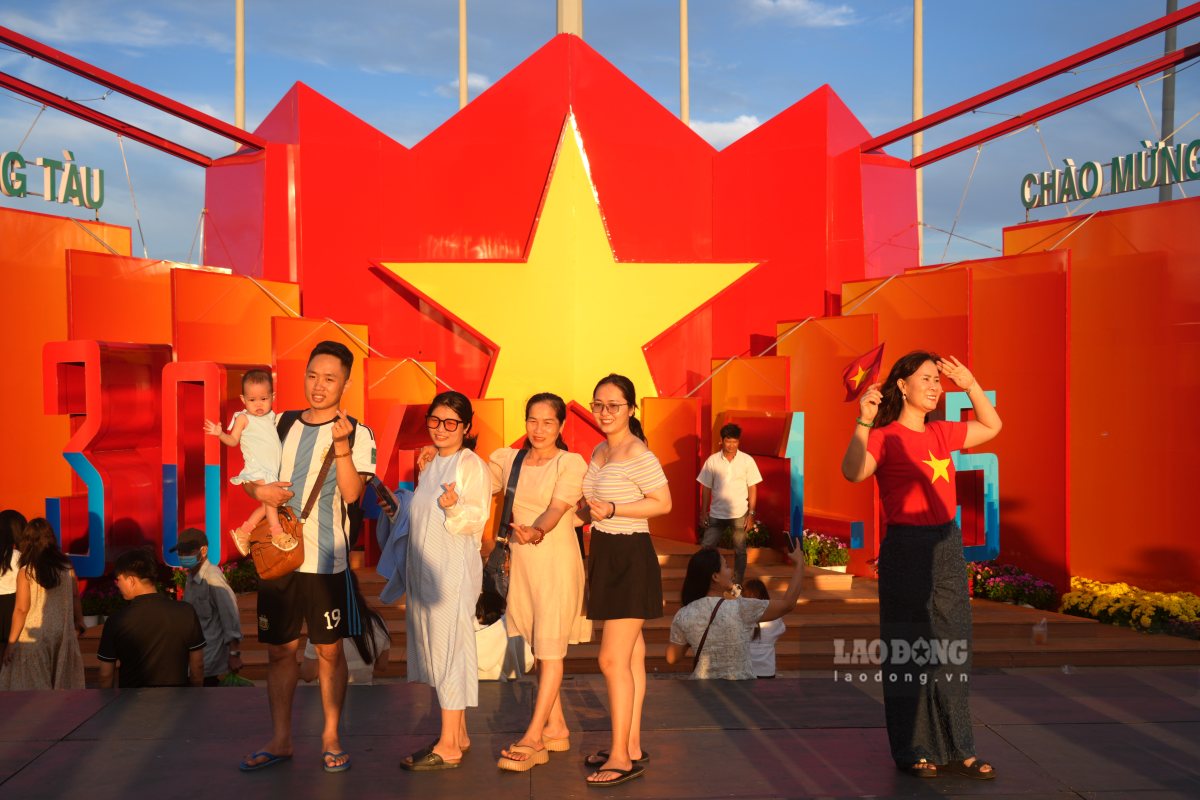 Mot so du khach cung check-in trong nen san khau co do sao vang. Anh: Thanh An