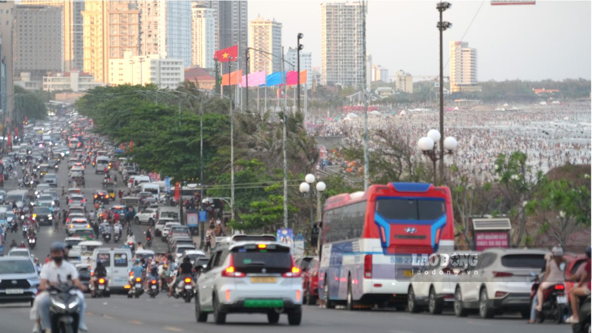 Don luong khach dong, nhieu tuyen duong o khu vuc Bai Truoc, Bai Sau, Hoang Hoa Tham tro nen un u. Theo ong Pham Khac To - Giam doc Trung tam quan ly va ho tro khach du lich, uoc tinh Vung Tau don hon 60.000 luot du khach trong ngay dau ky nghi le 30.4. Anh: Thanh An