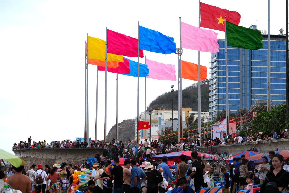 Nhung la co tuoi tham tung bay tai khu vuc cong vien Cot Co va xuyen suot doc bai sau trong ngay 30.4. Anh: Thanh An
