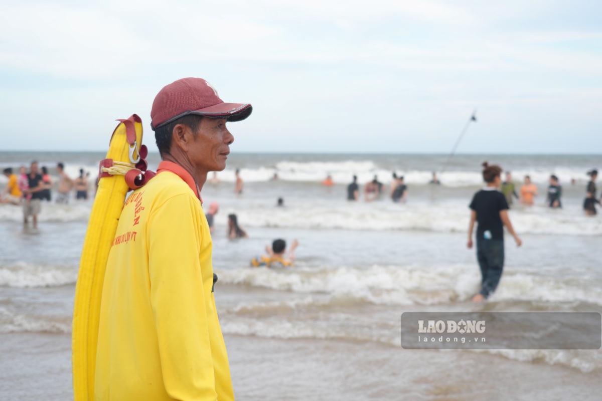 Luc luong cuu ho da ung truc xuyen suot tren bai tam tu sang som. Ong Ngo The Mien (trong anh) cho biet, da 23 nam lam cuu ho bai bien. Moi dip le la anh em cuu ho phai luon ung truc xuyen suot. Anh: Thanh An