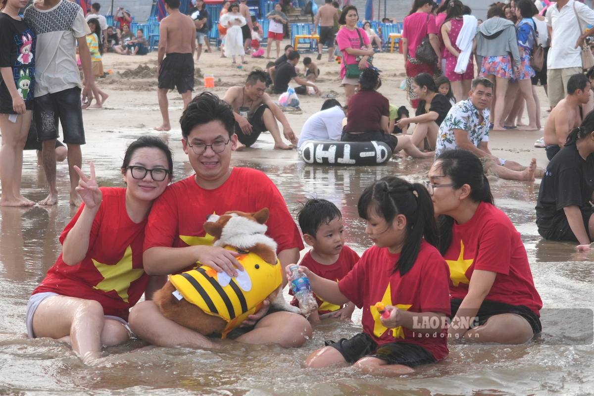 Chi Song Ha (bia trai, du khach den tu Tay Ninh) cho biet, gia dinh hon 30 nguoi di Vung Tau choi trong ngay le. Truoc do da len ke hoach dat ao cho tung nguoi de hoa cung niem vui thong nhat trong ngay 30.4. Anh: Thanh An