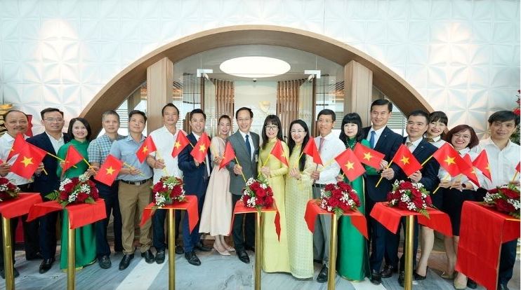 Ba Doan Hong Nhung - Thanh vien Ban Dieu hanh, Giam doc Khoi ban le Vietcombank (thu 5 tu phai sang) cung dai dien lanh dao Tap doan Taseco, Taseco Sai Gon va dai bieu khach moi cat bang khanh thanh phong cho Vietcombank Priority tai Nha ga T3, San bay quoc te Tan Son Nhat, Thanh pho Ho Chi Minh sang ngay 30.4.2025. Anh: Vietcombank
