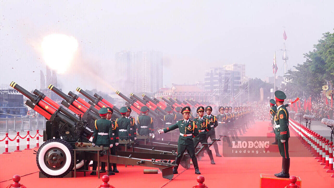 El cañon se abrio fuego en la celebracion del 50 aniversario del Dia de la Liberacion del Sur, unificando el pais (30.4.1975-30.4.2025) en la ciudad de Ho Chi Minh. Foto: Su hermano