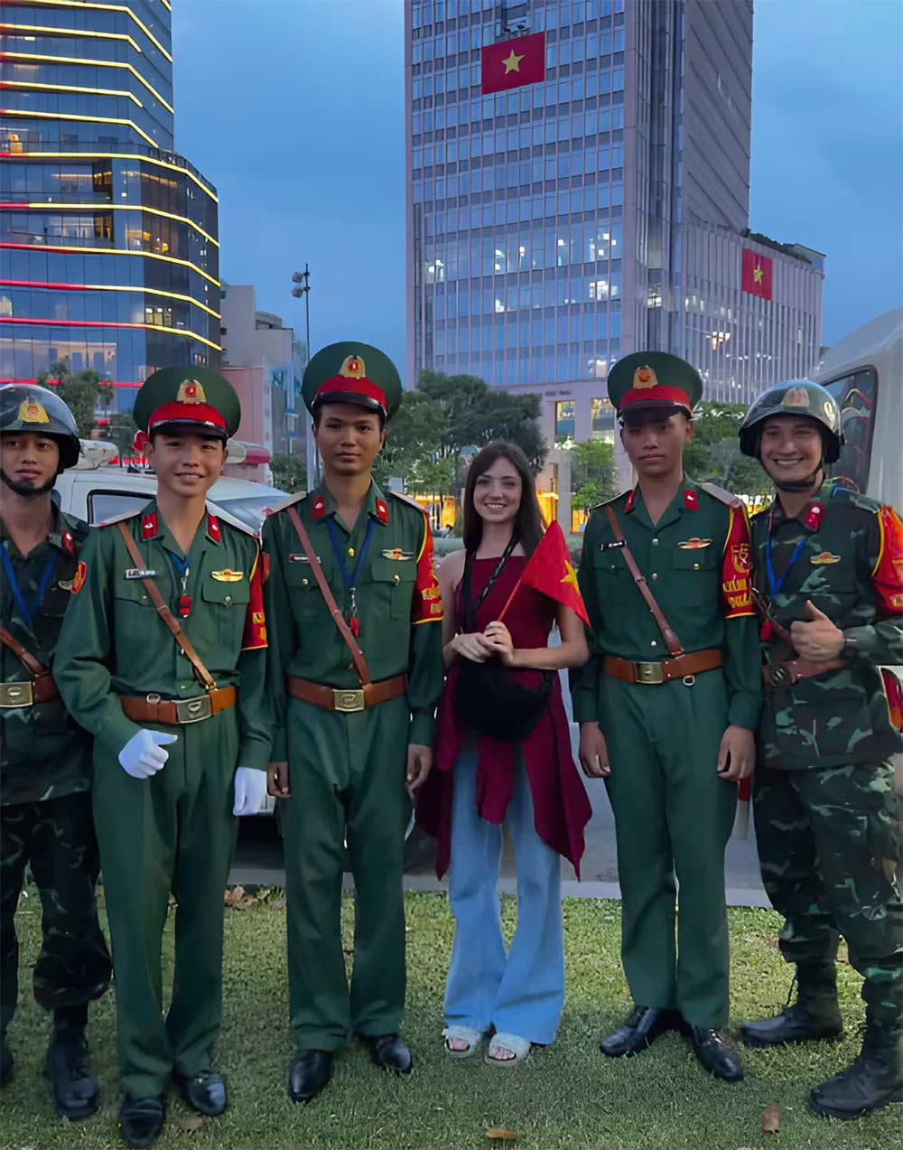 Co gai Nga chup anh cung cac chien si Viet Nam. Anh: Nhan vat cung cap